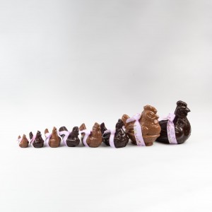 Poules en chocolat pour Pâques, garnies d'oeufs et fritures